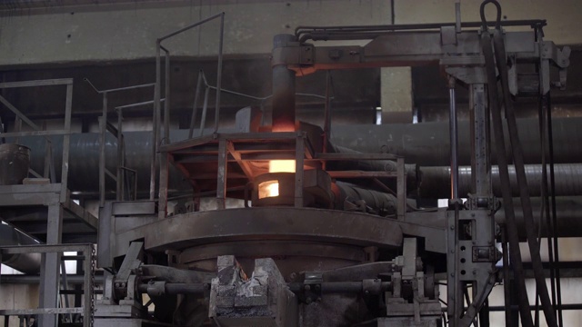 现代感应炉中的熔融金属。铸造液态金属。在冶金厂熔炉中熔化的金属。钢铁工厂。转炉厂。冶炼金属。视频素材