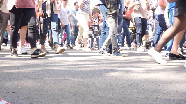 人群的腿人们走在街上。人群脚的特写视频素材