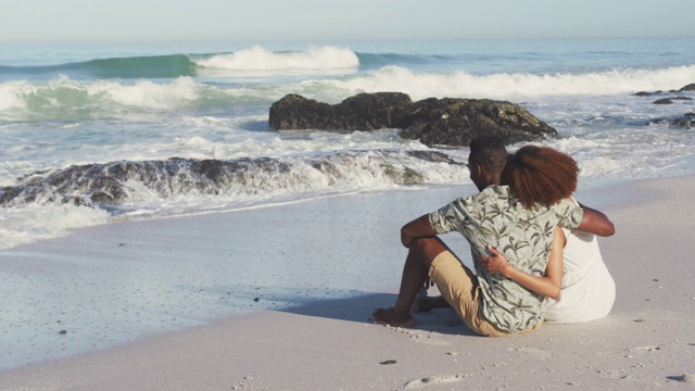 一对非裔美国夫妇坐在海边视频素材