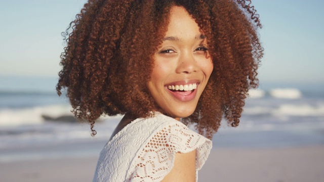 非裔美国妇女在海滩上笑的肖像视频素材