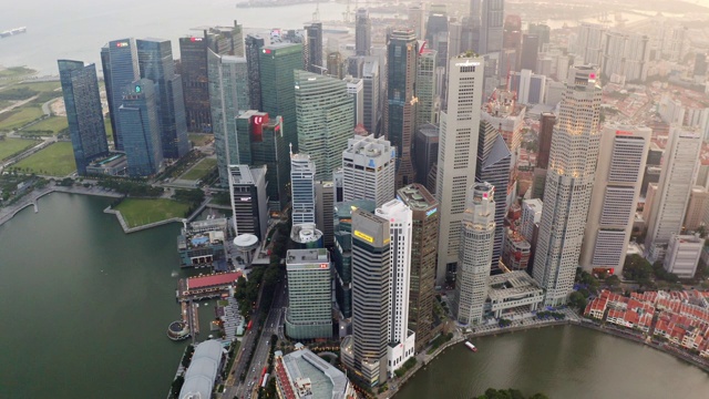 鸟瞰图城市景观，现代建筑，交通道路和交通在新加坡市中心商业区中心视频下载