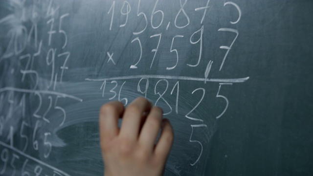 COVID-19大流行期间，可爱的小男孩在上数学课视频素材