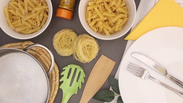意大利面和厨房用具在桌子上移动-停止运动视频素材