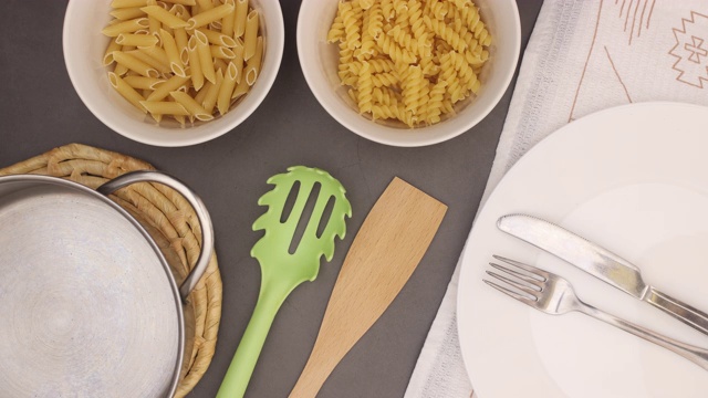 意大利面在白色盘子和厨房用具中出现-停止运动视频素材