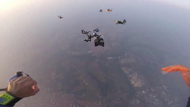 从跳伞者的角度观察盘旋的跳伞队形视频下载