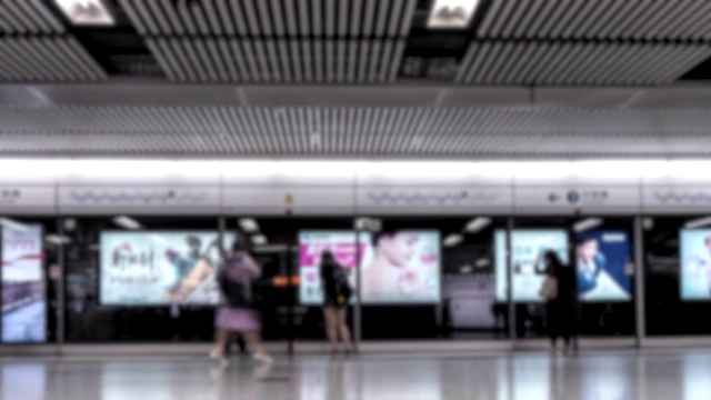 时间流逝——一群人走在香港默托地铁站台上视频素材