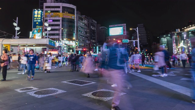 时光流逝:台湾台北市西门西门町购物街夜游的人群视频素材