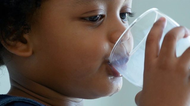 非裔美国小男孩用马克杯喝牛奶视频下载