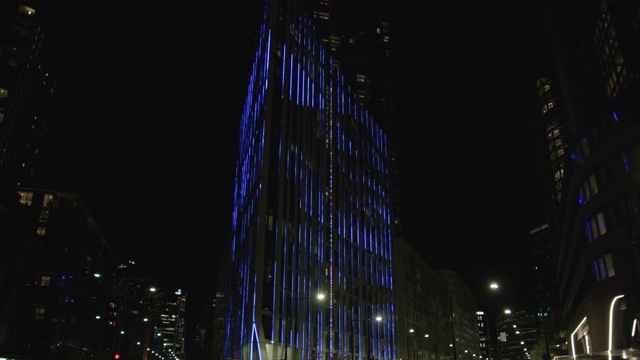 墨尔本CBD现代通用办公大楼附近的夜间跟踪拍摄视频素材