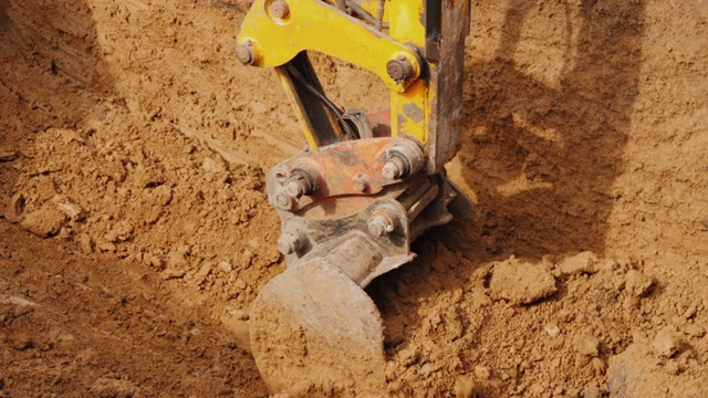 挖土机从沟里挖出地面视频素材
