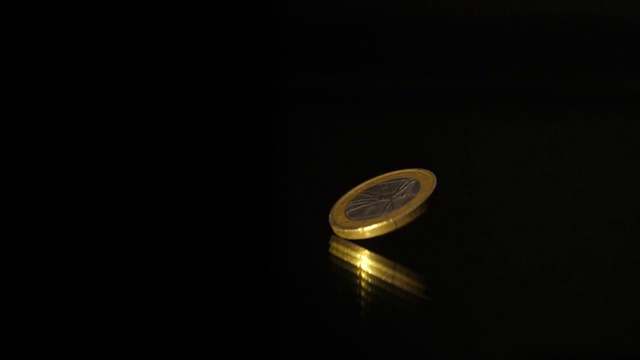 1欧元硬币落在黑镜子上视频素材