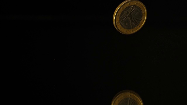 1欧元硬币落在黑镜子上视频素材