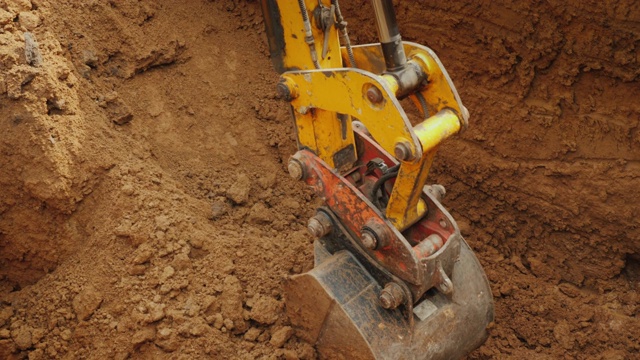 挖掘机为铺设通讯而挖沟视频素材