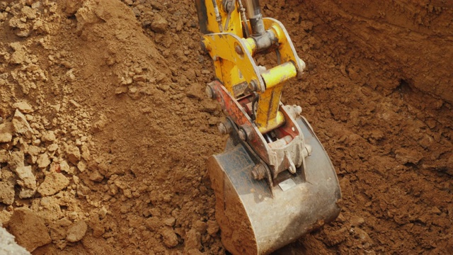 大型挖掘斗从沟渠中提取土壤视频下载