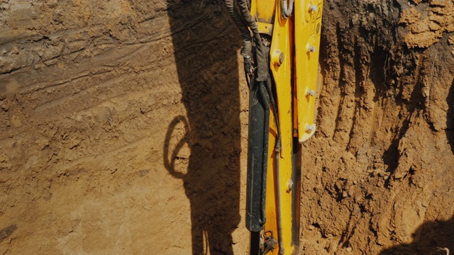 挖掘机斗从深沟中挖掘地面视频下载