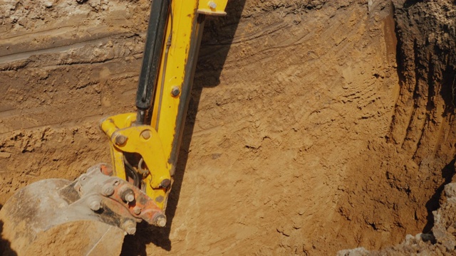 强大的挖掘机能挖出一个深洞。视频下载