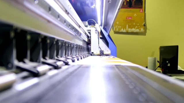 大型喷墨打印机cmyk格式在乙烯基上工作视频素材
