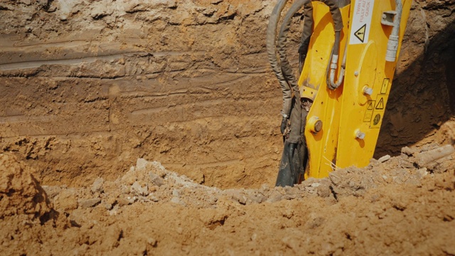 一个强大的铲斗从沟渠中提取土壤。视频素材