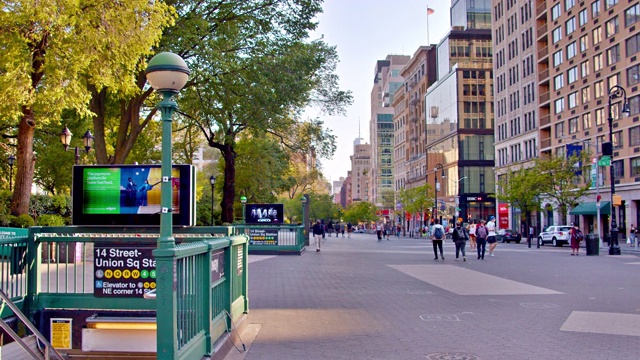 14街联合广场地铁入口。对外开放的公园。城市生活。视频下载