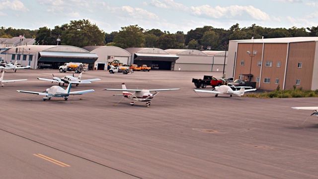 开放自然空间中机场跑道上的小型飞机视频下载