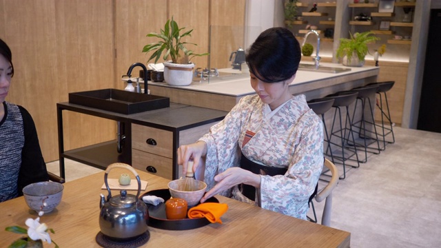 在日本茶道中，穿着和服准备茶水的妇女视频下载