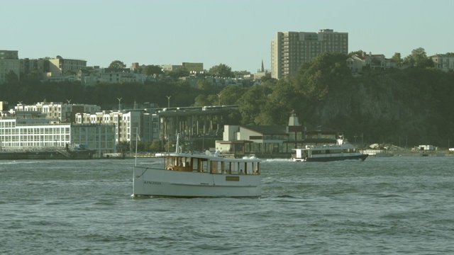 两艘船驶过曼哈顿附近的哈德逊河视频下载
