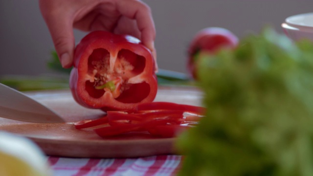 揭示滑块拍摄的人切割红甜椒视频素材