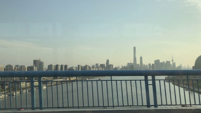 开车穿过中国上海的杨浦大桥，背景是市中心视频下载