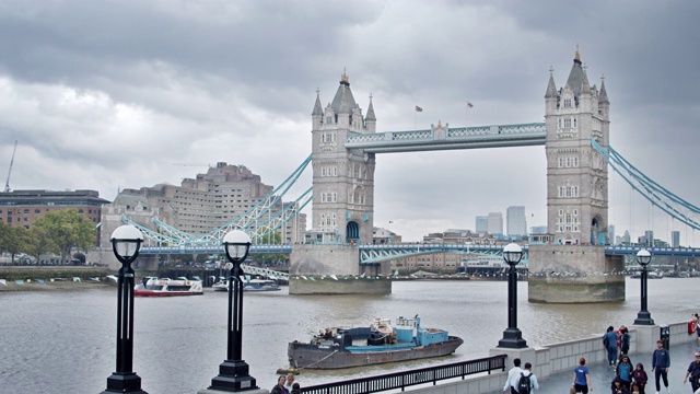 泰晤士河上的渡船。塔桥。伦敦,英国。视频素材