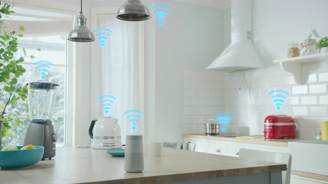 物联网概念:现代时尚白色厨房，充满物联网高科技厨房电器，上面有无线标识。数字化，可视化连接的家庭电子设备视频素材