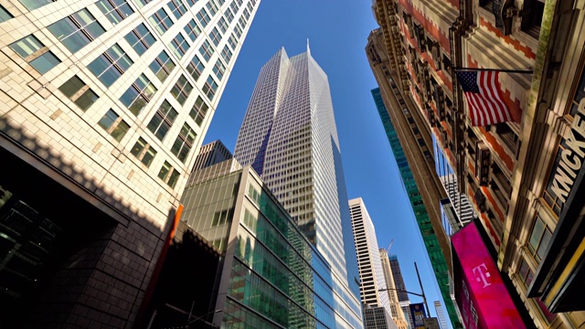 纽约的金融和商业区。美国国旗。日落。纽约,美国视频下载