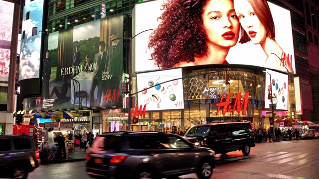 H&M大型服装零售店。广告牌。曼哈顿时代广场。路过的游客。视频下载