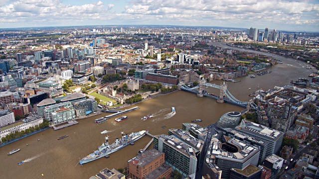 伦敦塔桥，泰晤士河。船和渡轮。英国伦敦的金融区和住宅区视频素材