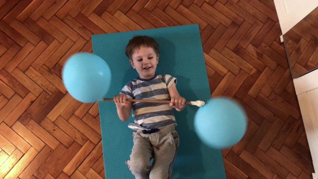 孩子在家里用气球而不是运动器材进行有趣的运动视频素材