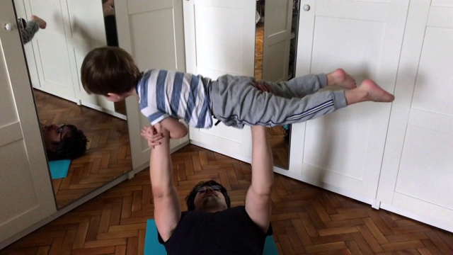 父亲和孩子在家锻炼视频下载