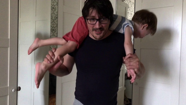 父亲和孩子在家锻炼视频素材
