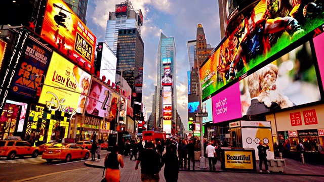 时代广场的彩灯广告牌，挤满了游客。旅游目的地。视频下载