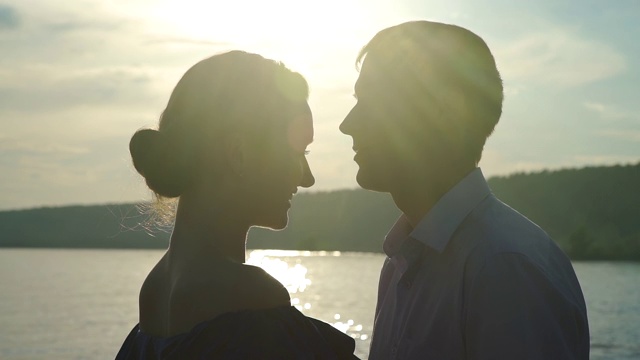 沙滩上日落时相爱的男人和女人视频素材