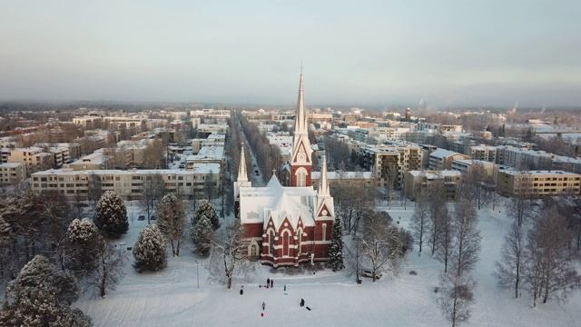 鸟瞰Joensuu福音路德教会冬天在Joensuu，芬兰。视频下载