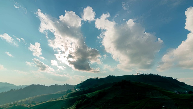 风吹云挡住了阳光和午后的阳光。摄于泰国北部的一座山上。时间变化很快。使用延时摄影技术。视频下载