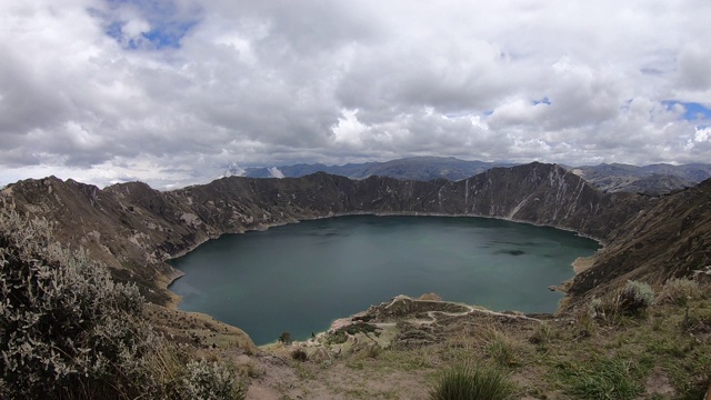 厄瓜多尔基罗托阿泻湖上空云层移动的时间间隔视频素材