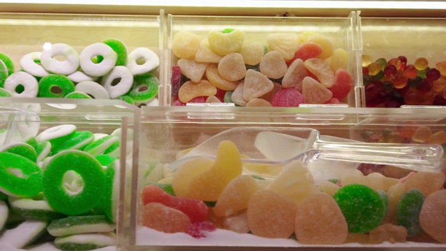 五颜六色的糖果陈列在商店里视频下载
