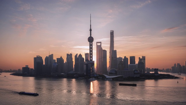 上海天际线的时间流逝，日出时浦东河上的货船经过金融区视频下载