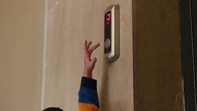 小孩的手指按电梯的下按钮视频下载