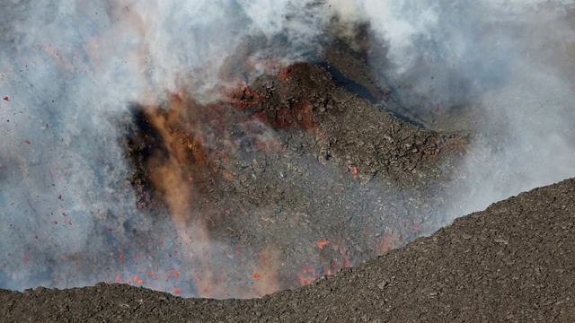 自然灾害:活火山火山口喷发出炽热的熔岩、气体、蒸汽和灰烬视频素材