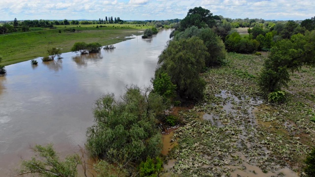 由于全球变暖，河水在春天泛滥，淹没了草甸景观。视频素材
