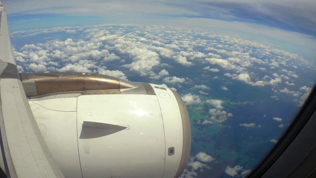 从泰国的飞机窗口可以看到美丽的景色视频下载