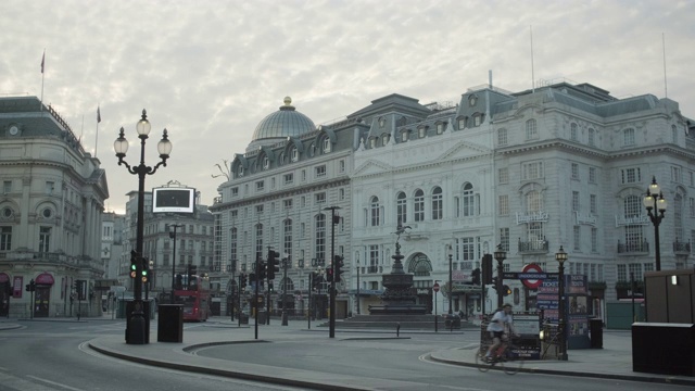伦敦回归工作，皮卡迪利广场，爱神雕像和地铁站在冠状病毒大流行期间骑自行车和红色巴士视频素材