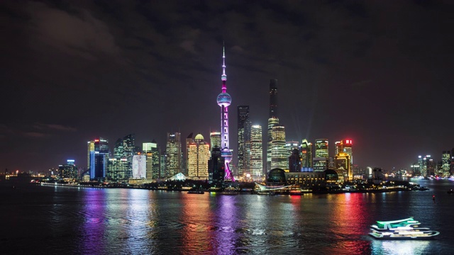 从白天到夜晚，上海天际线的时间流逝，浦东河上的货船经过金融区视频素材
