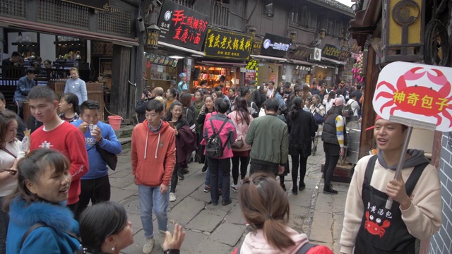 亚洲中国重庆沙坪坝磁器口古镇的街头小吃和繁忙的购物街视频下载